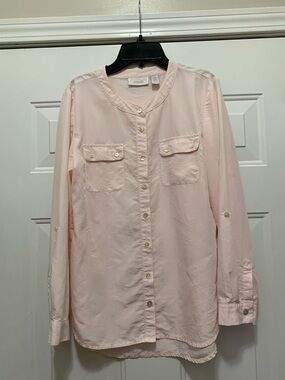 3/$15 Chico's Pale Pink Blouse Size 0 (Size 4) with Shell Buttons